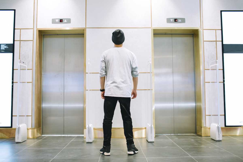 Странная деталь японских лифтов: такого нет больше нигде в мире