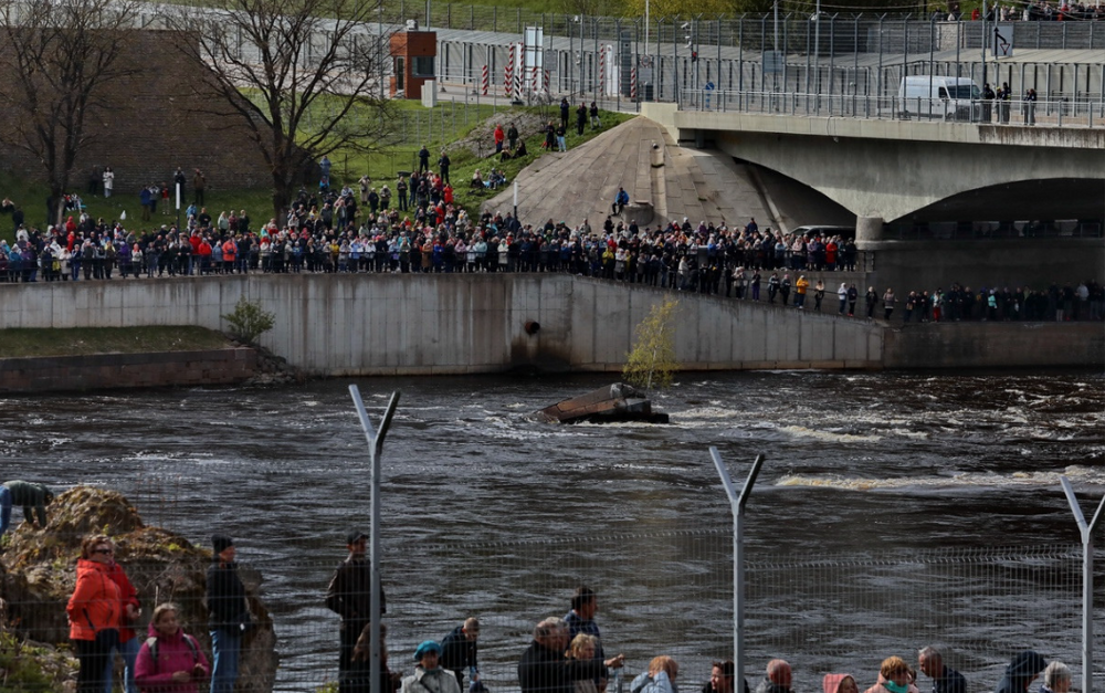 День Победы под прицелом: в Эстонии берут под контроль реку Нарву на границе с Ивангородом