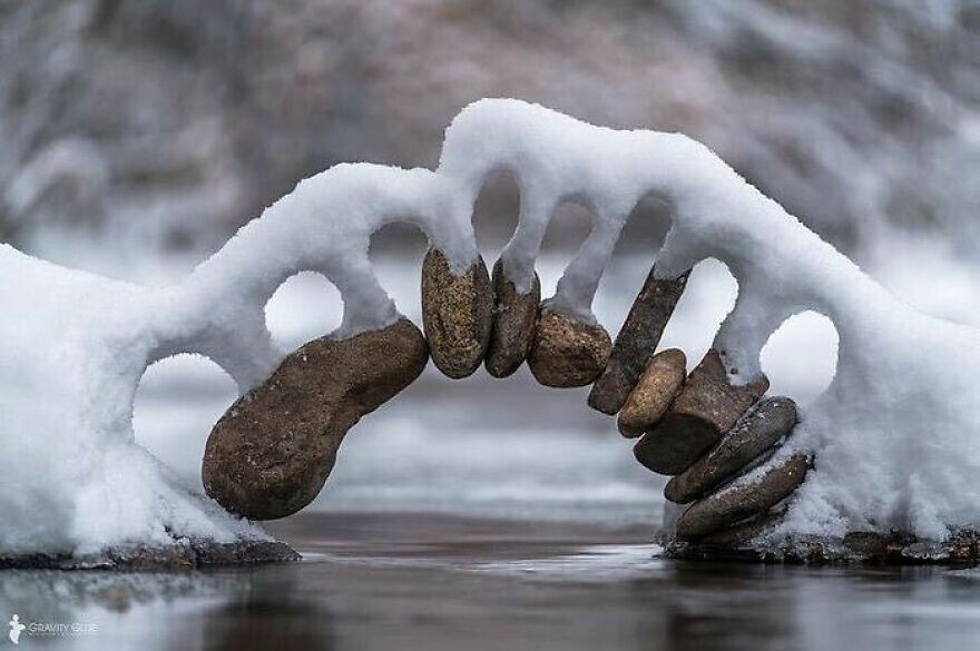 18. «Снег аккуратно лег на сбалансированную каменную арку ручной работы и не сломал ее»