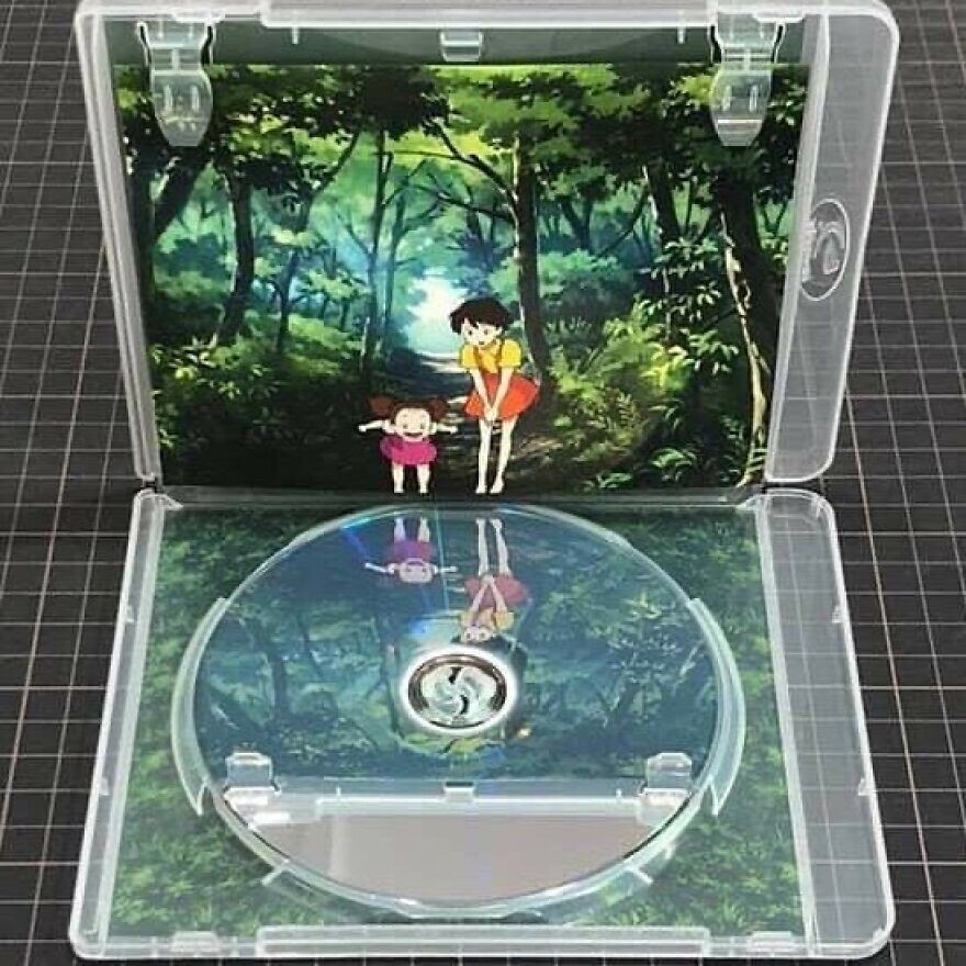 19. «Студия Ghibli разработала этот футляр для DVD — кажется, что персонажи смотрят на свое отражение в воде»
