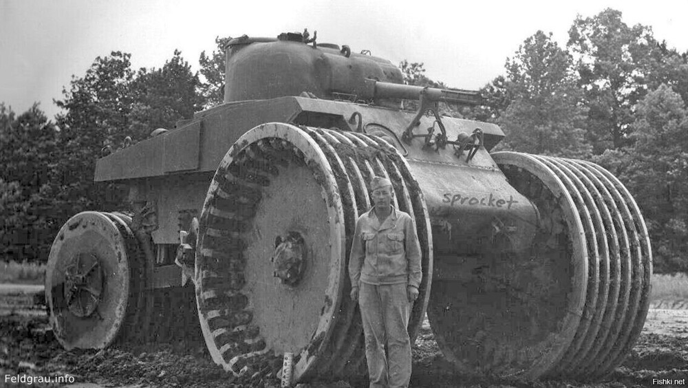 Американский солдат у танка Шерман M4A2, снабжённого системой T10, предназнач...