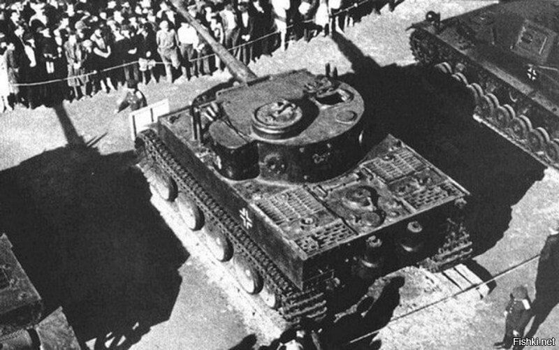 Первый трофейный танк "Тигр" на выставке в Центральном парке культуры и отдых...