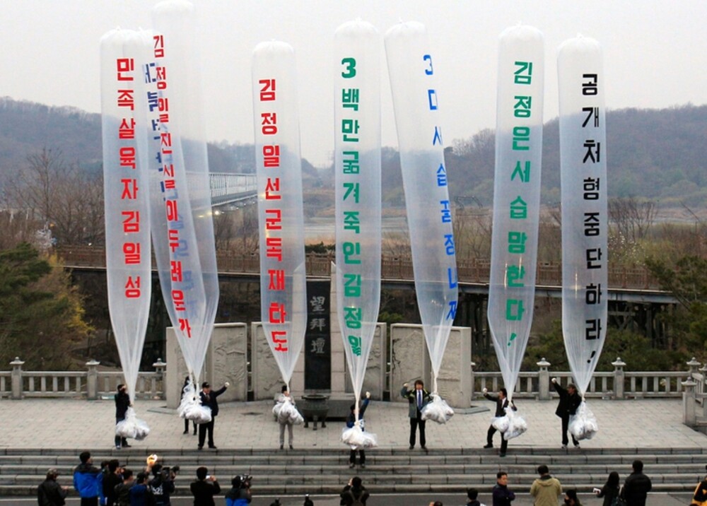 Южная Корея ответила КНДР и выслала шары с k-pop, дорамами и долларами