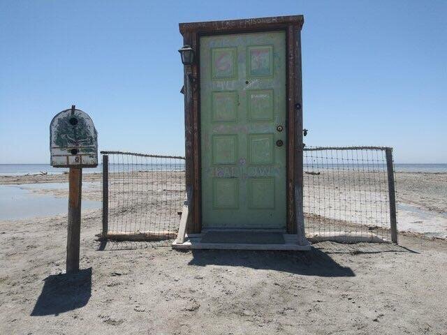 Просто дверь в пустыне. Даже почтовый ящик есть на всякий случай