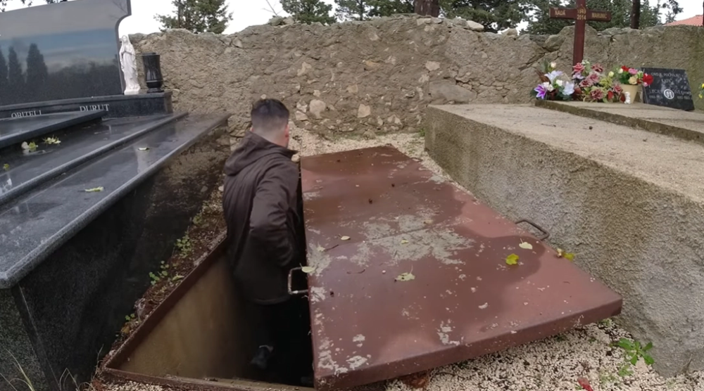 Мужчина нашел на кладбище вход в секретное подземелье времен Второй мировой войны