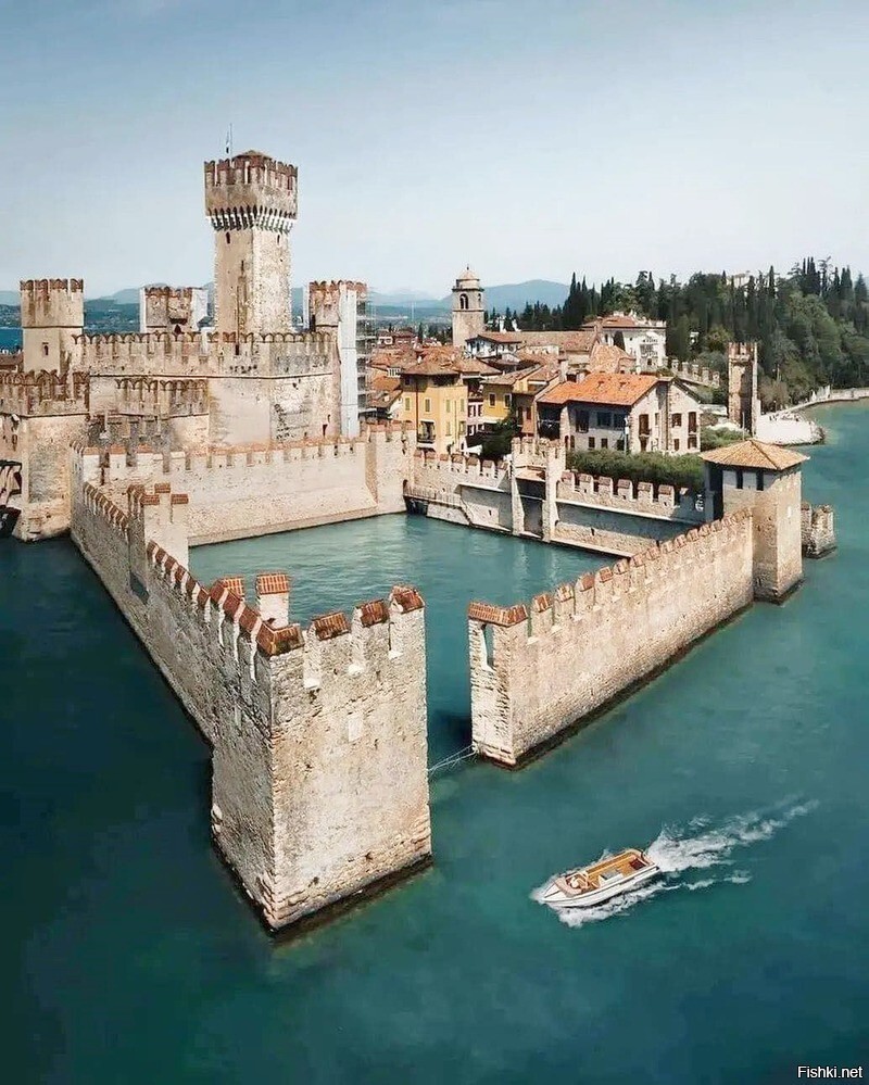 Крепость Скалигеров -правителей Вероны в XIII – XIV веках в Сирмионе на италь...