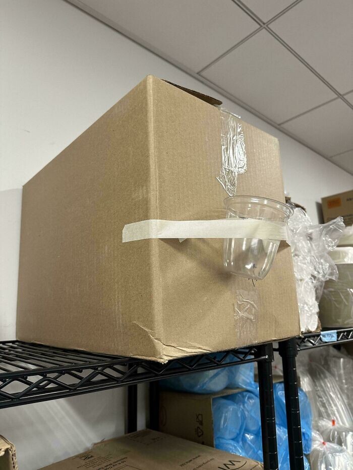 10. «Так наш новый сотрудник пометил упакованную коробку»