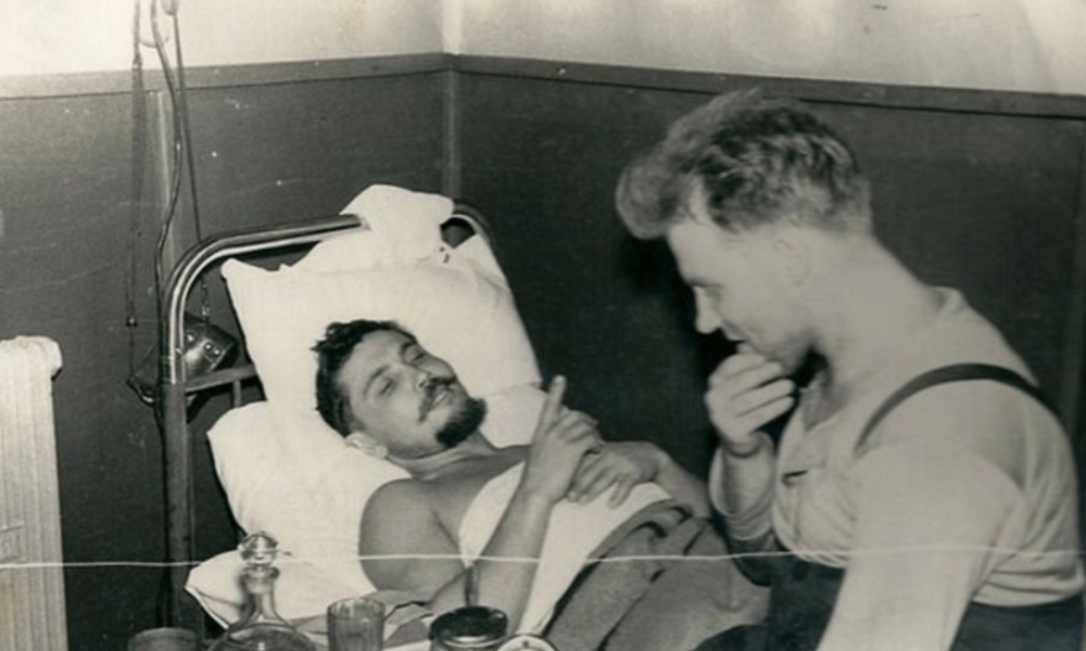 10. Советский хирург Леонид Рогозов удалил себе аппендикс во время антарктической экспедиции в 1961 году. Он был единственным врачом в экспедиции и тяжело заболел. Оперируя в основном на ощупь, хирург проработал час и 45 минут