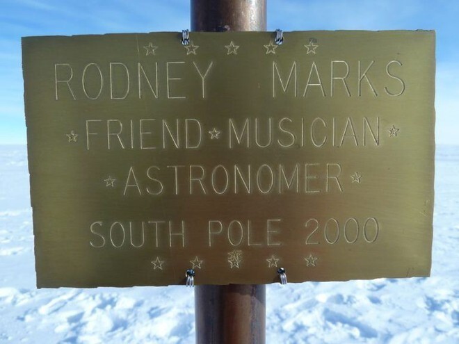 12. Австралийский астрофизик Родни Маркс погиб в Антарктиде в 32 года от отравления метанолом. Официальная версия — несчастный случай, однако многие убеждены в том, что это было убийство