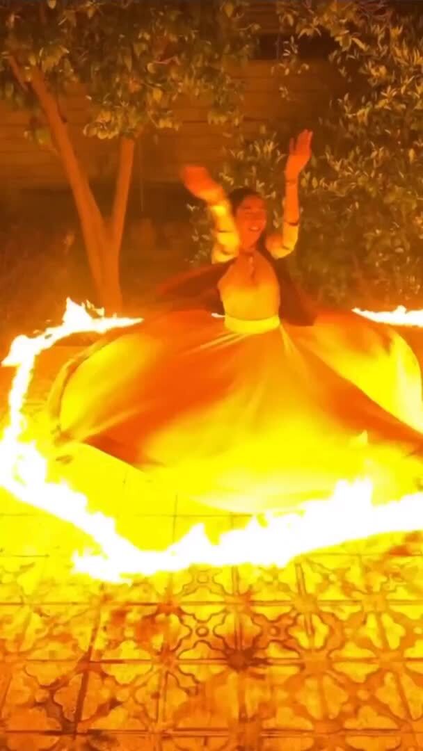 Тайские народные танцы с огнём 