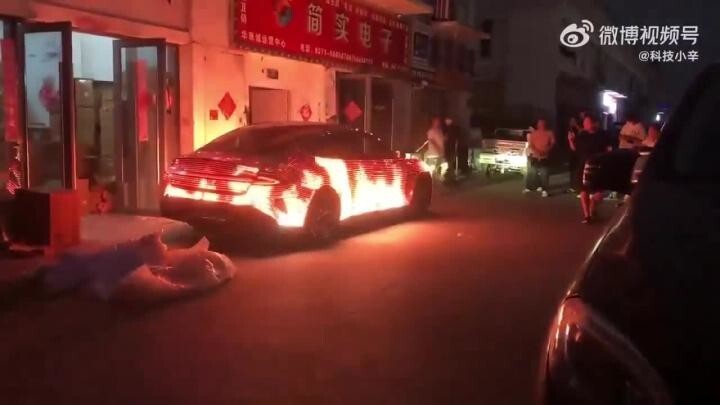 Пылающий электромобиль удивил прохожих в Китае 