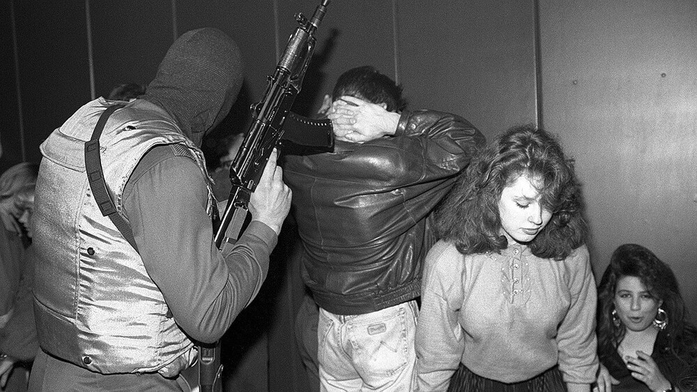 Бойцы московского ОМОНа производят задержание на дискотеке, 1993 год.