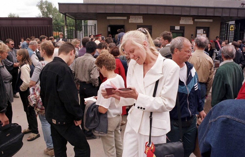 Люди у посольства Германии в Москве, август 1998 года.