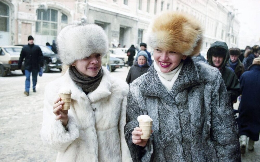 Девушки с мороженым. Москва, 1992 год.
