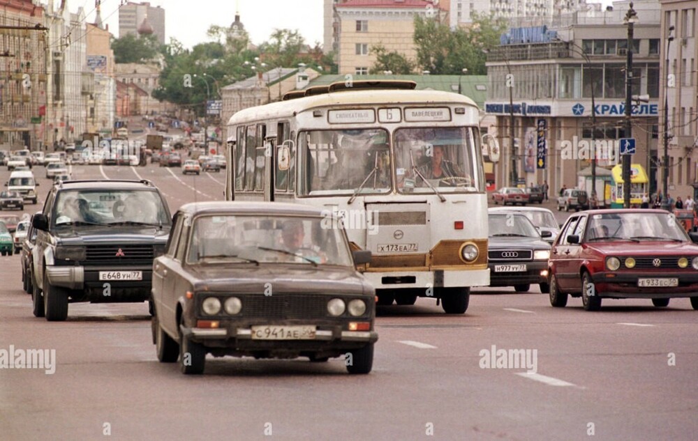 Автомобильный трафик на улицах Москвы. 1998 год.
