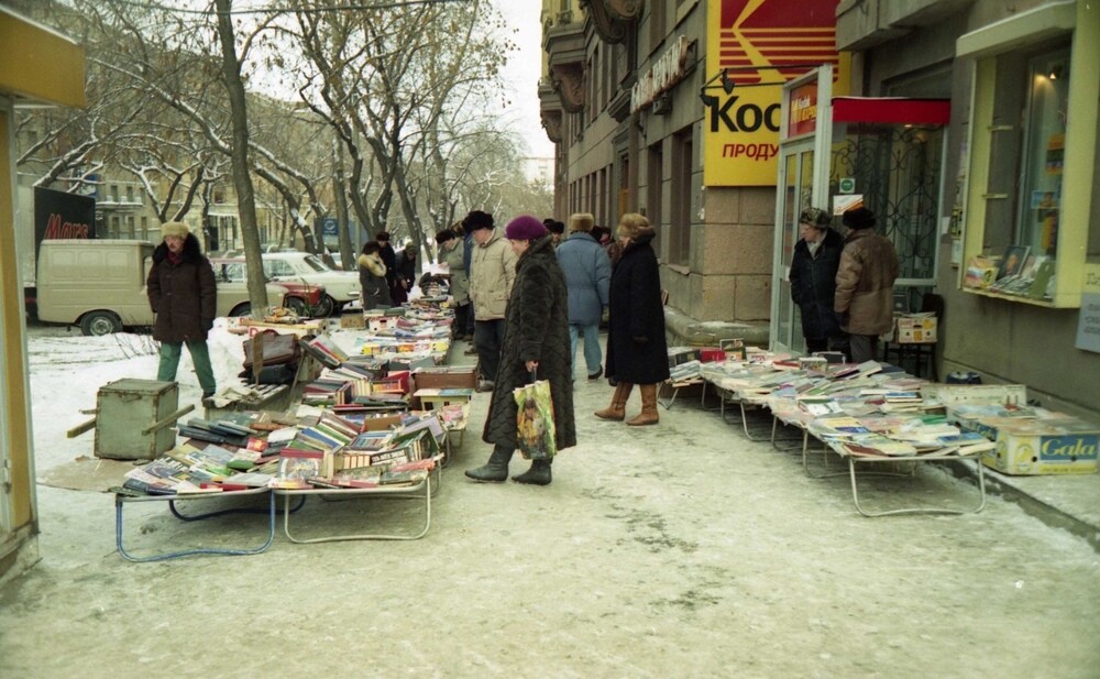 Раскладушки с книгами на улице Советской в Челябинске