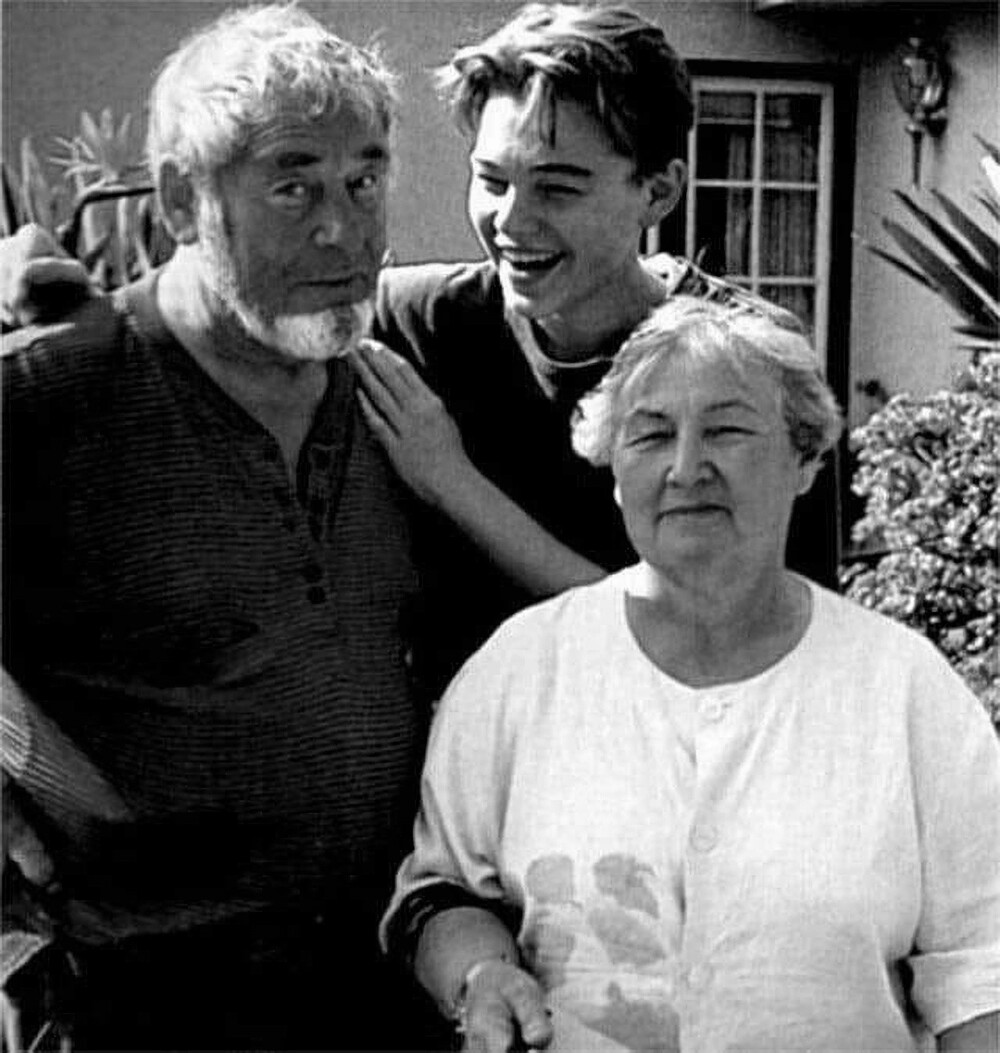 Леонардо Ди Каприо с бабушкой Еленой Степановной Смирновой и дедушкой Вильгельмом Инденбиркеном, 1994 год