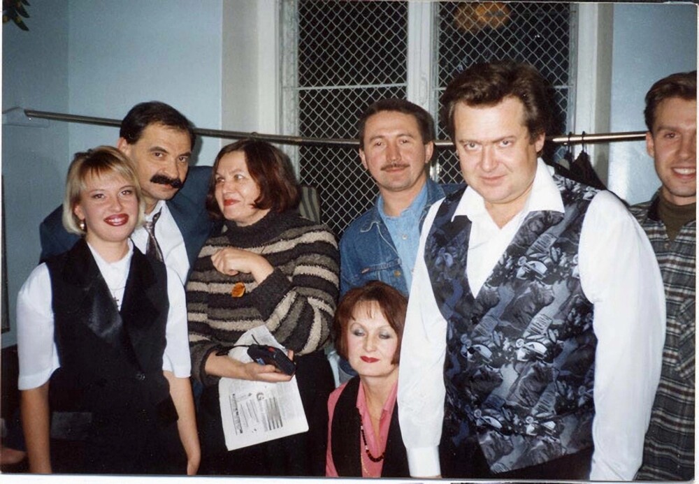 Фото на память.  Артисты передачи «Городок» с поклонниками. Россия, 1990-е годы.