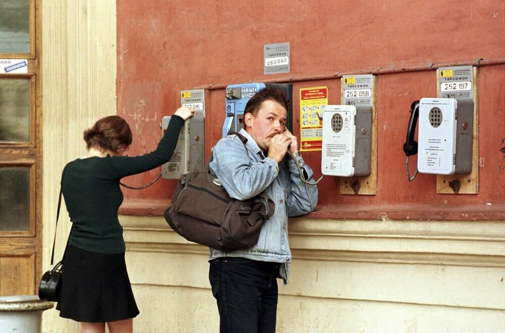 Люди разговаривают по таксофону. Москва, 1998 год.