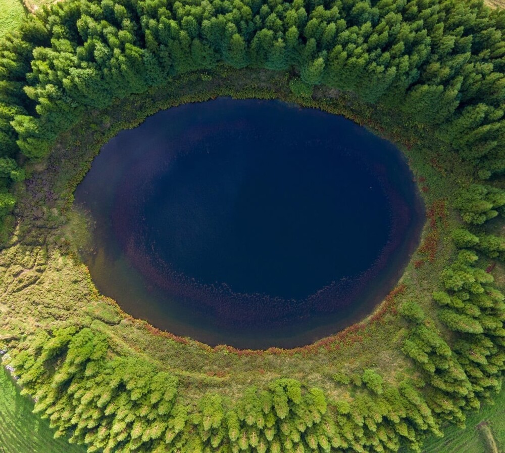 9. Озеро на острове Сан-Мигель, Азорские острова, Португалия