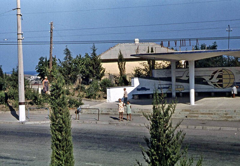 Троллейбусная остановка на въезде в Алушту около современной улицы Богдана Хмельницкого.