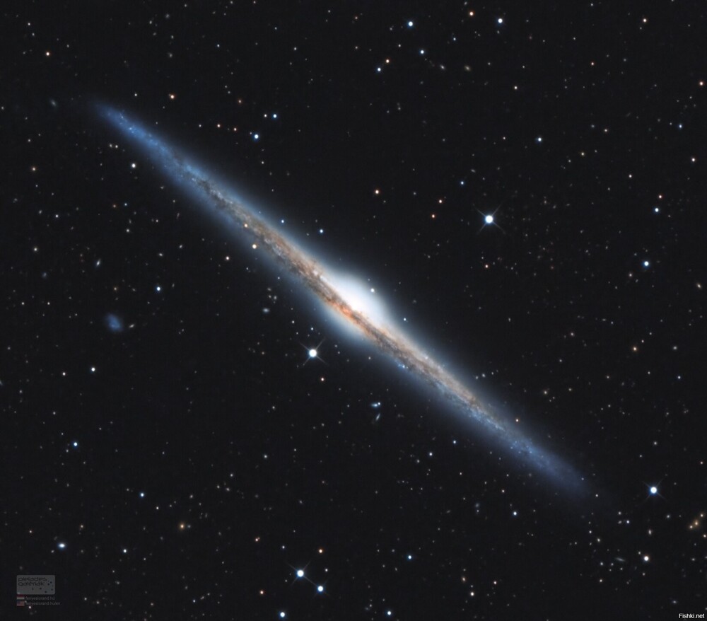 Великолепная спиральная галактика NGC 4565 видна с ребра с планеты Земля