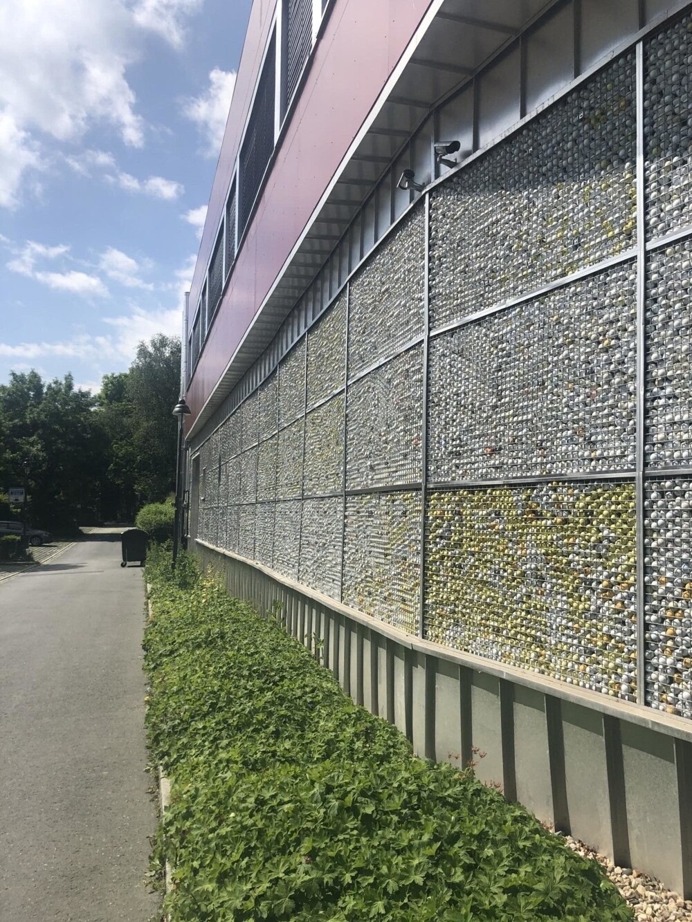 Стена здания облицованная мячами для гольфа