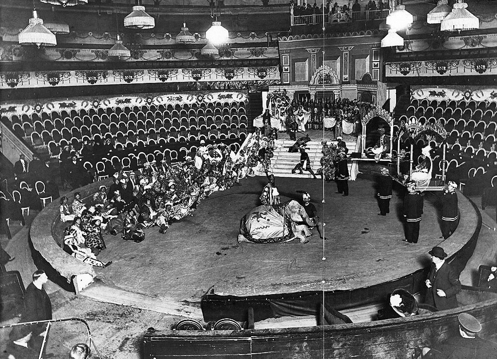 Главный цирк Петербурга того времени это, безусловно, цирк Чинизелли на Фонтанке. На фото - репетиционный процесс.