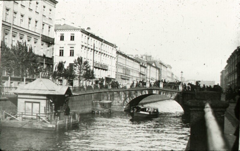 Вид на Екатерининский канал (современный канал Грибоедова) у Каменного моста.