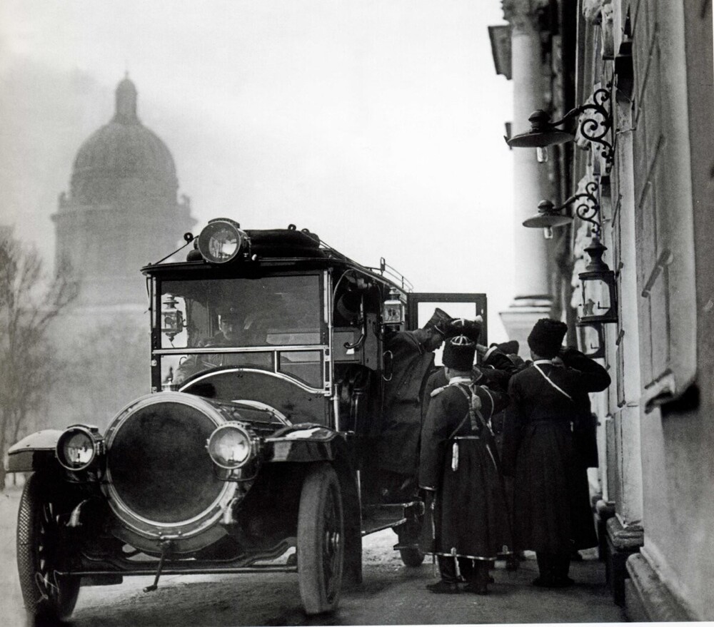 Николай Второй выходит из автомобиля Delaunay-Belleville перед зданием Сената на Сенатской площади.