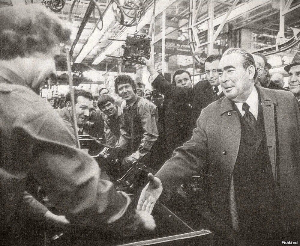 Леонид Ильич Брежнев с рабочими на заводе