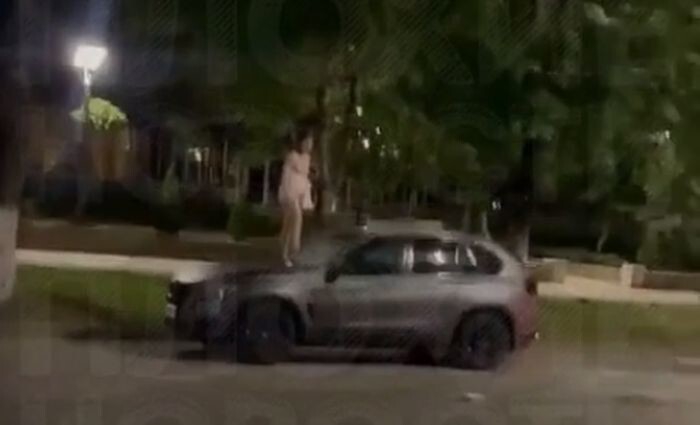 В Краснодарском крае полуголая дама пыталась разбить лобовое стекло на автомобиле