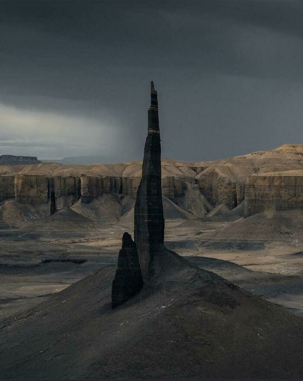 14. Зловещий темный обелиск в пустыне