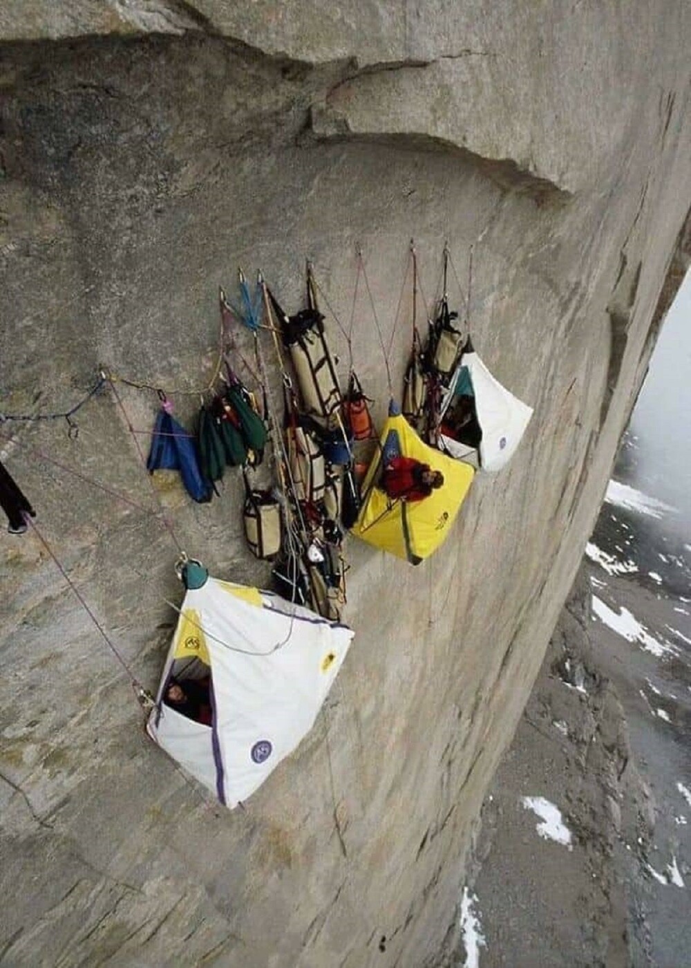 25. Приют альпиниста на отвесной скале