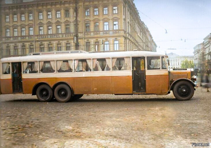Стоместный автобус, стоящий на проспекте 25 Октября (Невский проспект), 1932-...