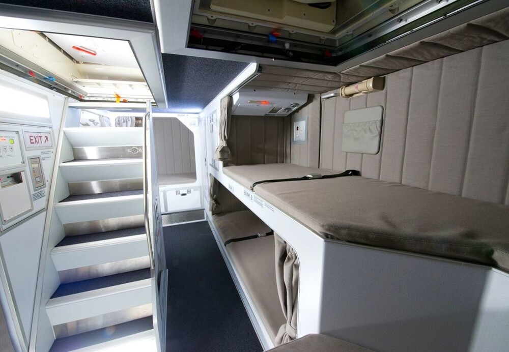 Пассажиры никогда не увидят: как выглядят комнаты в самолете, где спят стюардессы