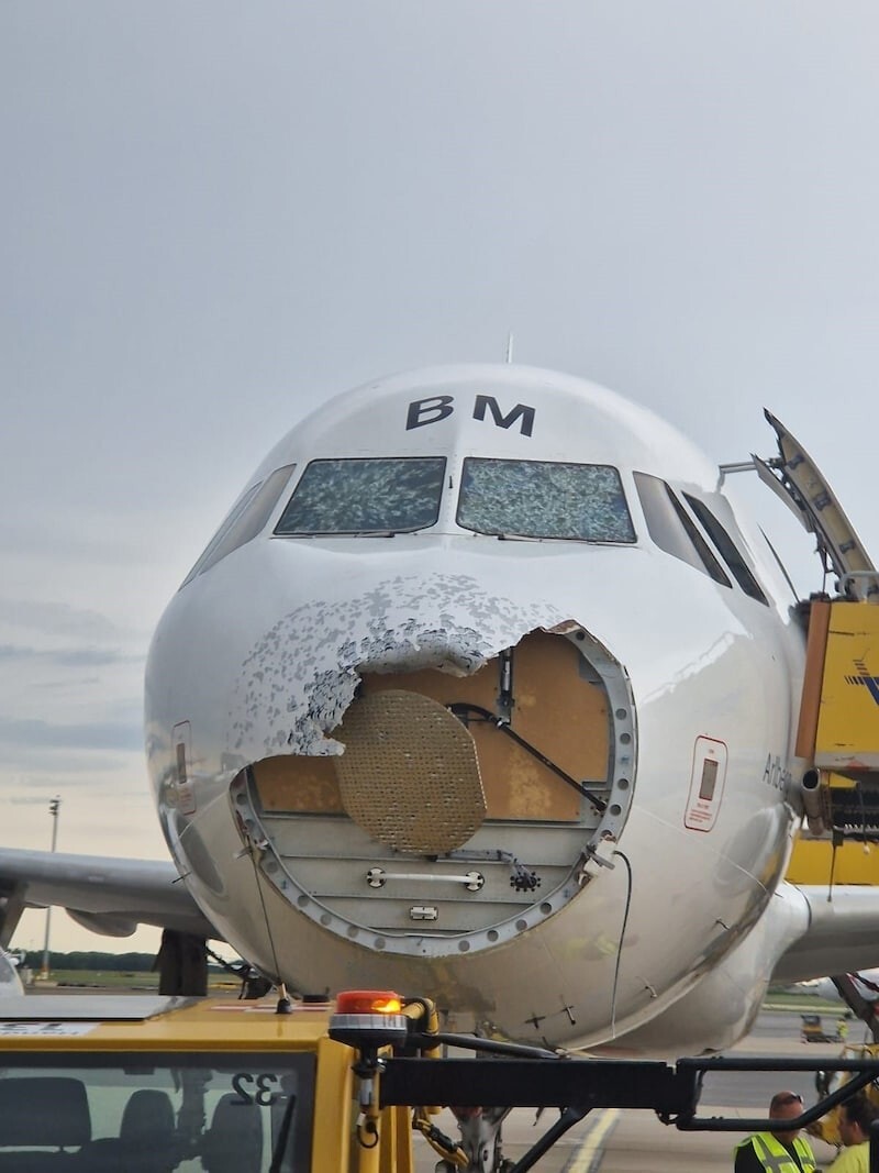 Град пробил лобовое стекло и сломал нос самолета во время посадки