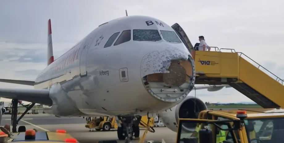 Град пробил лобовое стекло и сломал нос самолета во время посадки