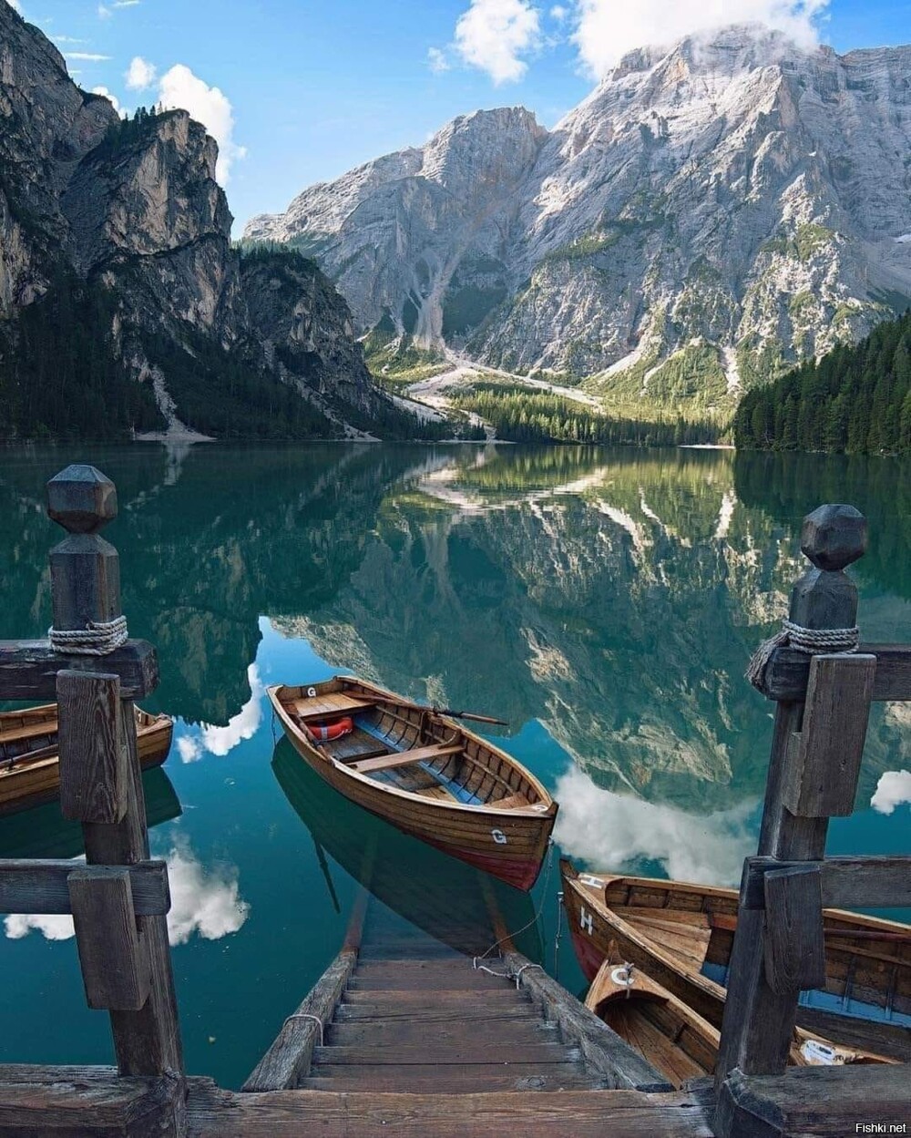 Браес - горное озеро в Доломитовых Альпах в Южном Тироле, Италия