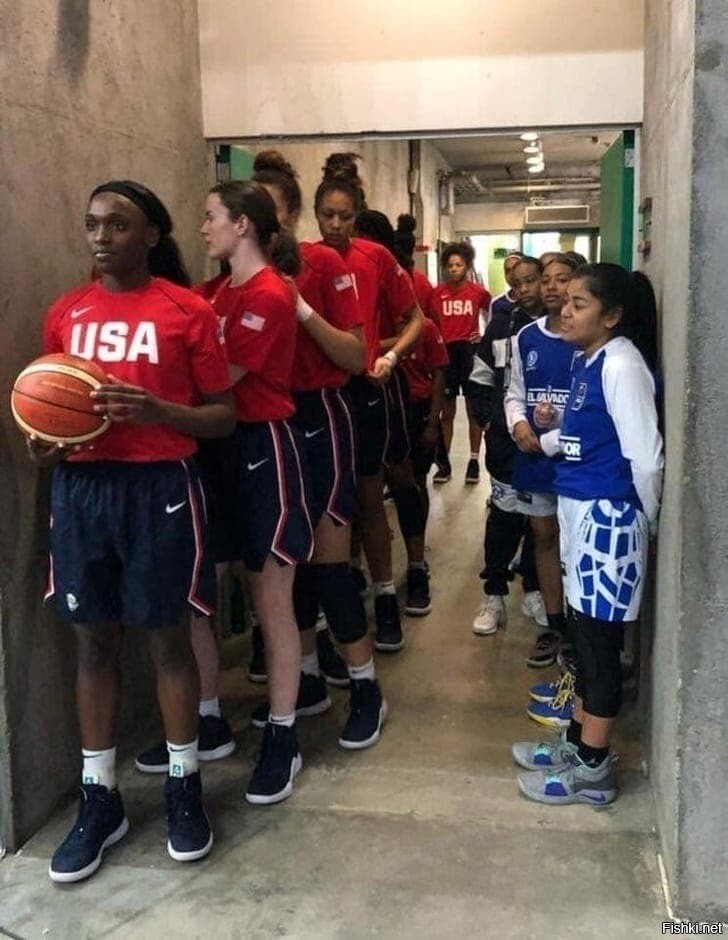Сборная США по баскетболу среди женщин до 16 лет (слева) и их ровесницы из Са...