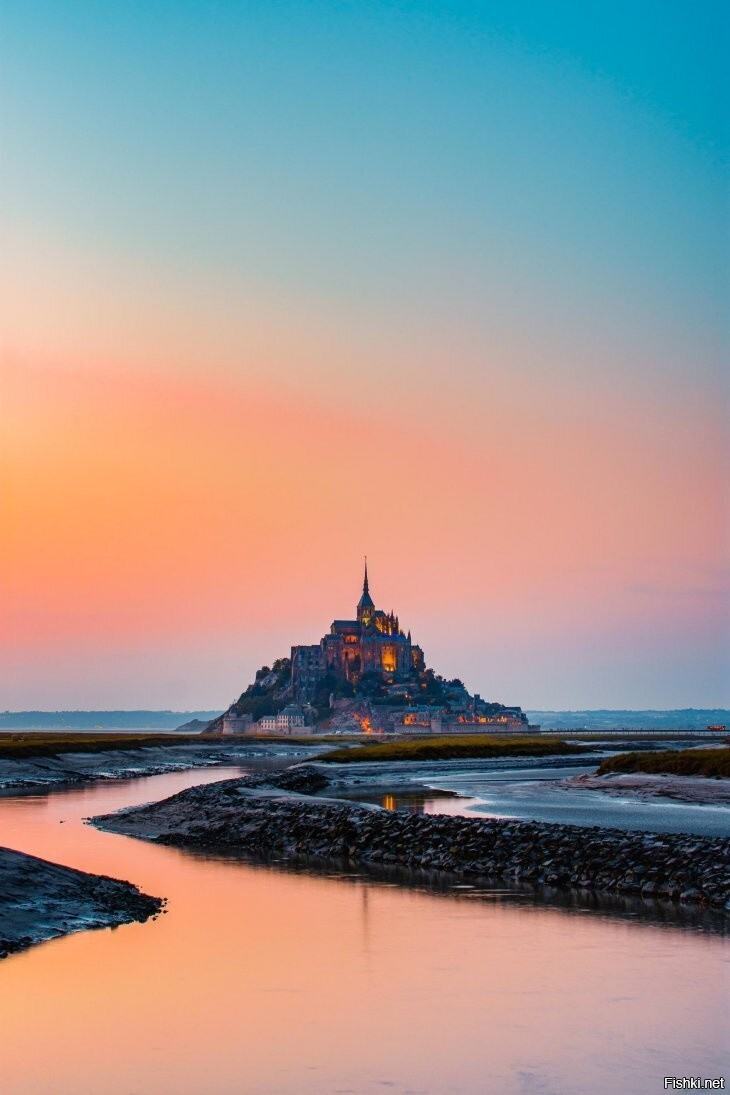 Мон-Сен-Мишель - остров-крепость на северо-западном побережье Франции