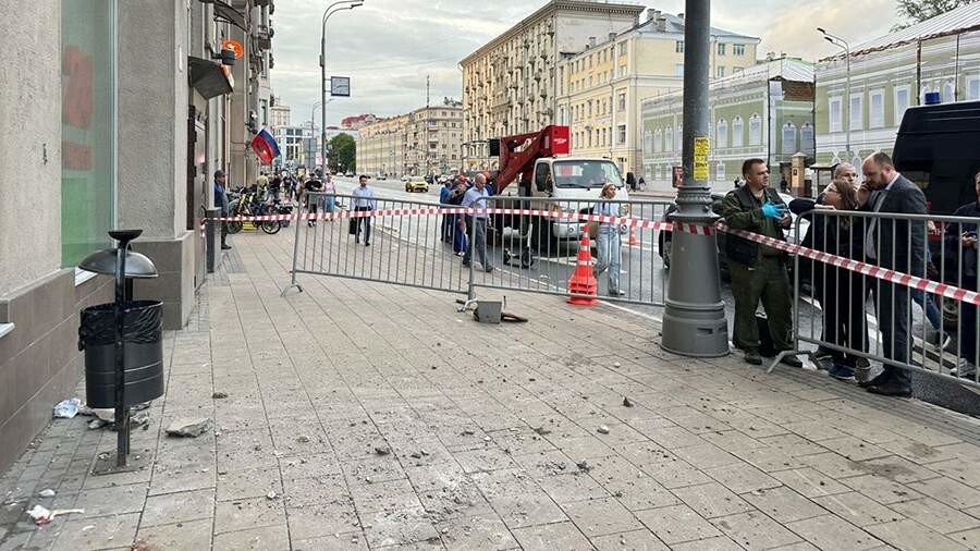 В центре Москвы на прохожих рухнула часть балкона