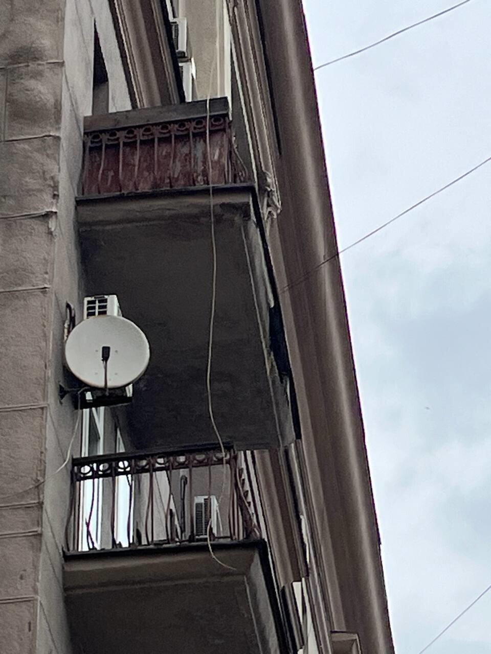 В центре Москвы на прохожих рухнула часть балкона