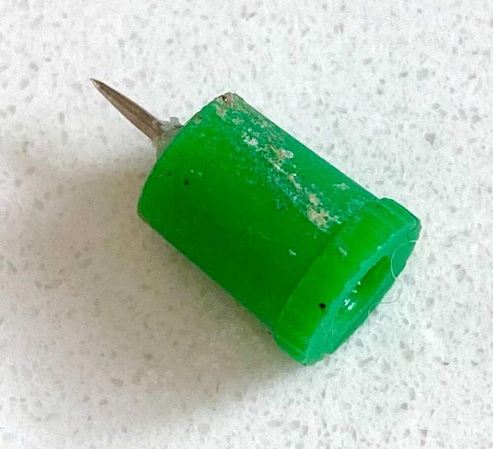 «Загадочная маленькая зелёная штука с остриём посередине»