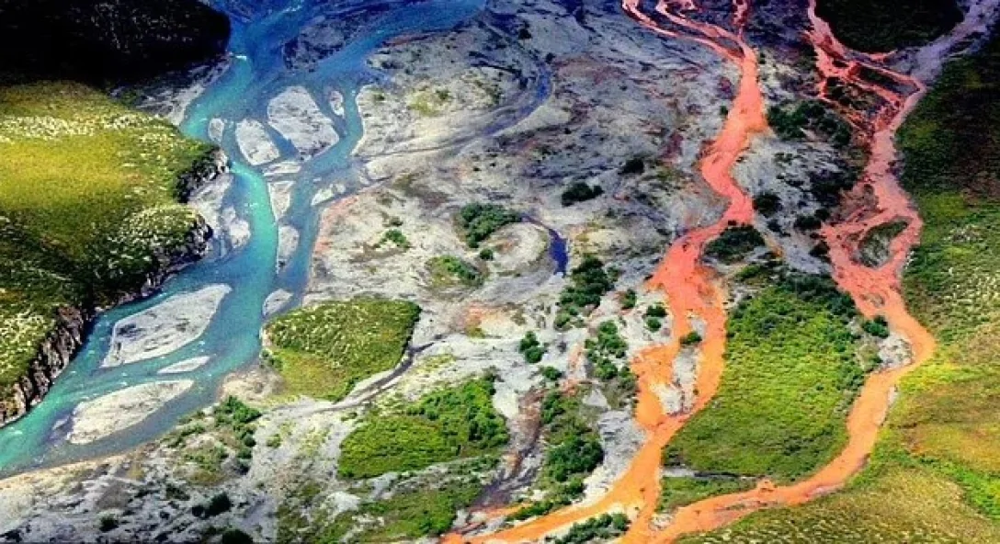 Экологический кошмар. Реки Аляски превратились в чаны с кислотой и это видно из космоса