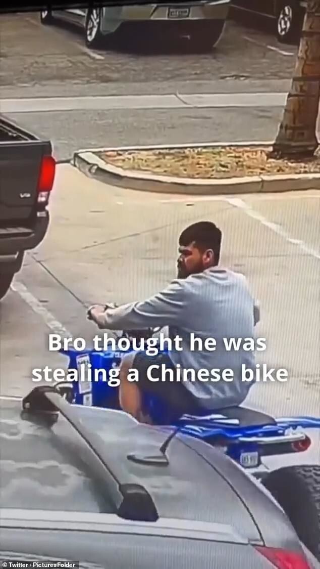 Неизвестный мужчина — предположительно, угонщик — выезжает с парковки на синем квадроцикле...