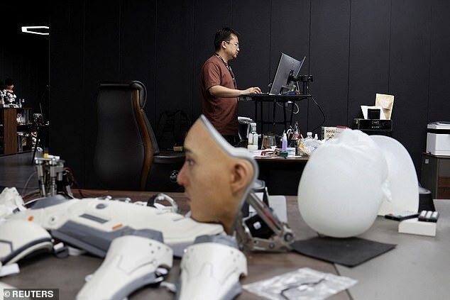 Как выглядит китайская фабрика по производству человекоподобных роботов