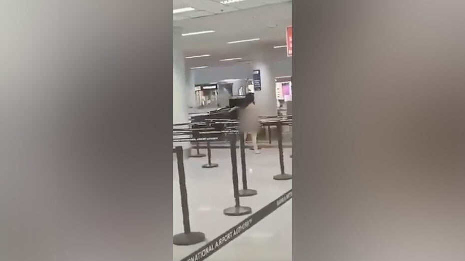 Туристка оголилась в аэропорту Филиппин