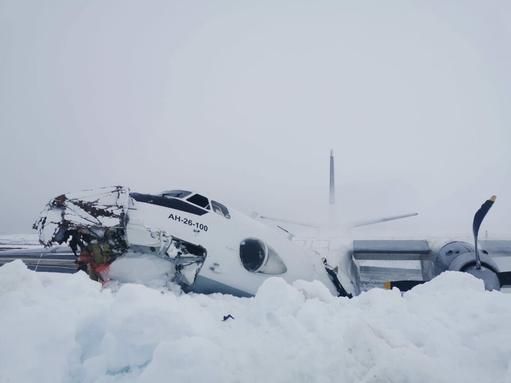 Самолёт Ан-26 совершил жёсткую посадку в ЯНАО