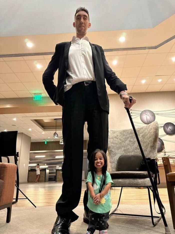 Самый высокий мужчина из Египта и самая маленькая девушка из Индии